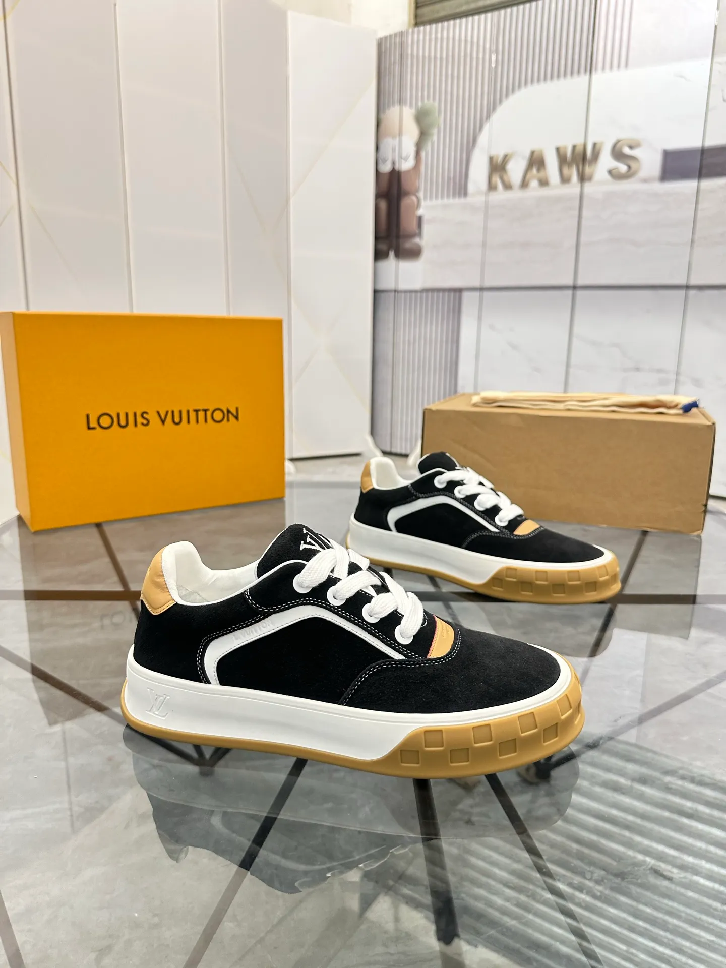 Men's shoes for sale 💰: 💰P660¥ Top quality Comes with airplane case Product trademark: LV* "Louis Vuitton*" low-top casual shoes Regular size: 35-44 (can be customized to 45) Couple style Product materials: imported nubuck leather upper, sheepskin lining, original outsole. Number: 819
